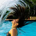Come asciugare i capelli mossi senza ferro o piastra: consigli