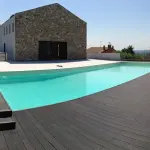 Pavimento in legno composito per piscine: i vantaggi